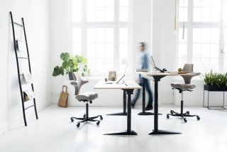 WORK & MOVE favorise l’alternance entre le travail assis et debout