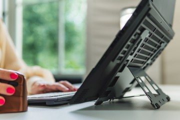 Support pour ordinateur portable : indispensable pour créer un poste de travail ergonomique